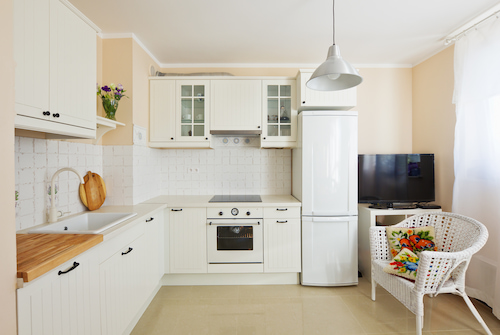 white alight color themed traditional kitchen with cozy home design